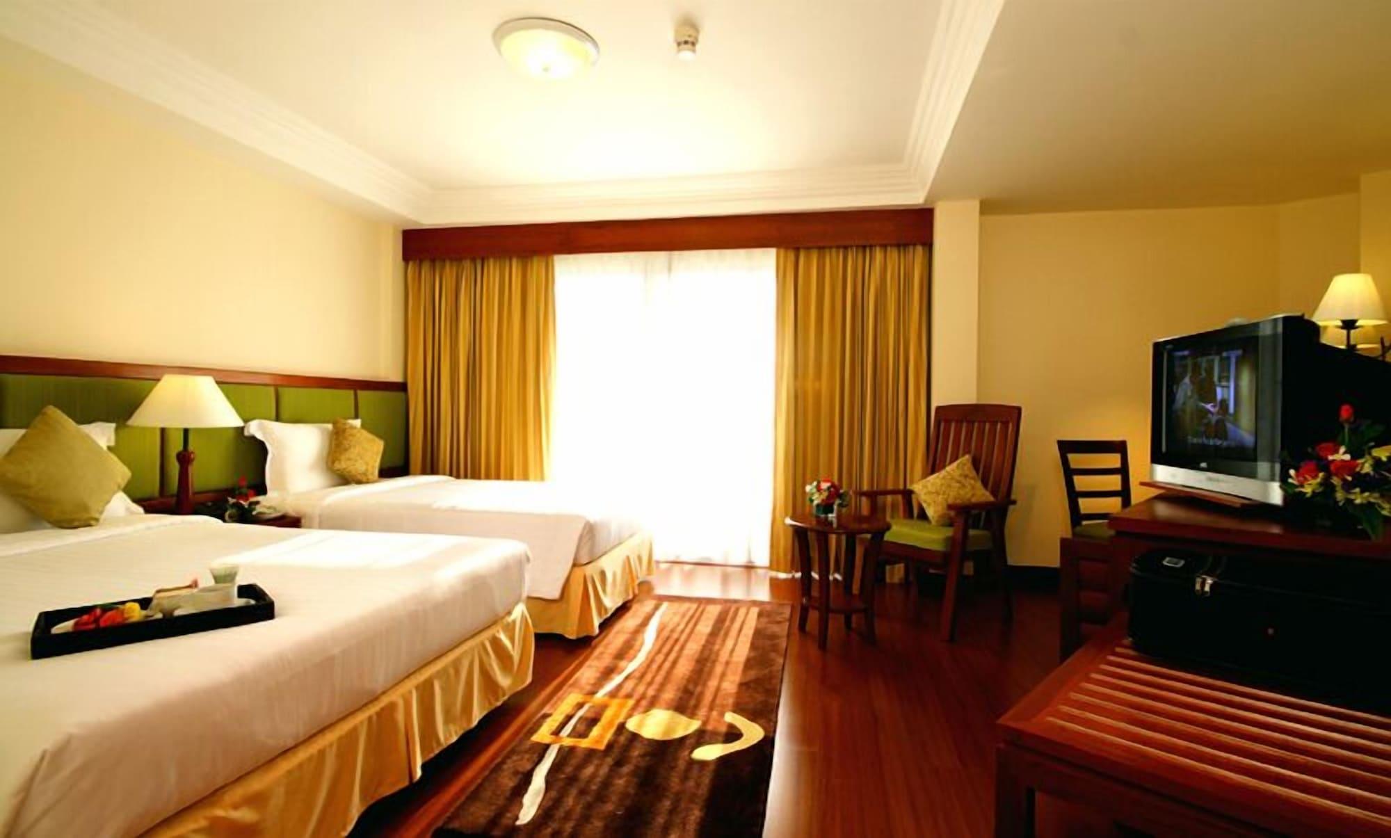 Kalim Resort Patong Exterior photo